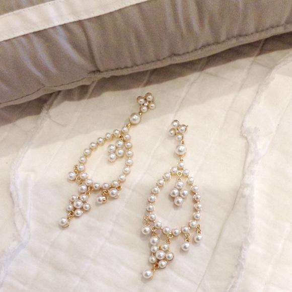 Jewelry - Gorgeous elegant pearl dangle earrings